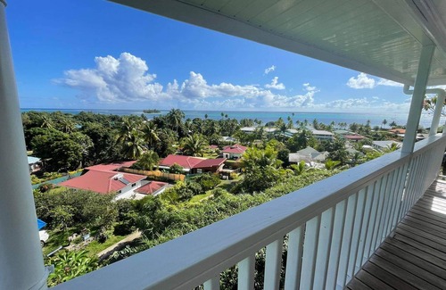 Teahupoo House | Romantic bungalow with stunning views and swimming pool