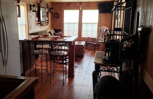 Jefferson Cabin | Romantic Cabin with gorgeous views 5 minutes away from downtown West Jefferson.