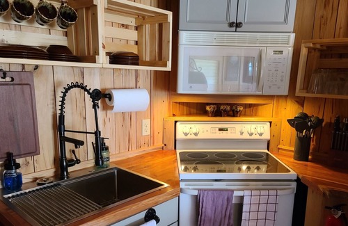 Jefferson Cabin | Romantic Cabin with gorgeous views 5 minutes away from downtown West Jefferson.