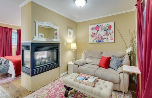 Eureka Springs House | Romantic Eureka Springs Cabin with Fireplace!