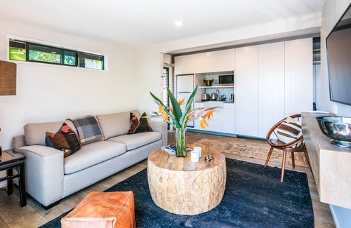 Oneroa House | Romantic get away , 3 min walk to beach restaurants and shop