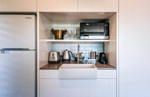 Oneroa House | Romantic get away , 3 min walk to beach restaurants and shop
