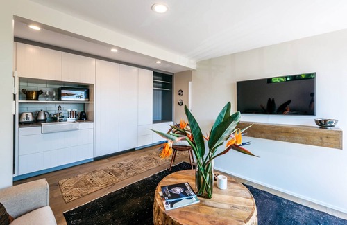 Oneroa House | Romantic get away , 3 min walk to beach restaurants and shop
