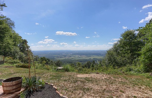 Rehrersburg Ski Chalet | Romantic Getaway, Breathtaking View on Blue Mountain/Appalachian Trail w/hot tub