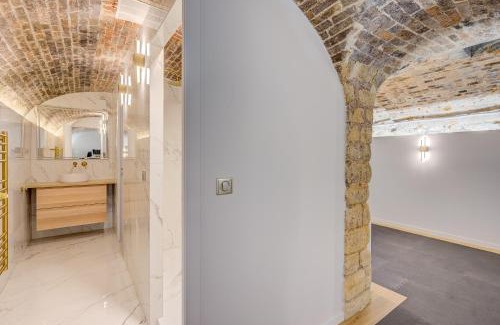 Porte-Saint-Martin Apartment | Romantic Getaway - Le Marais - with AC