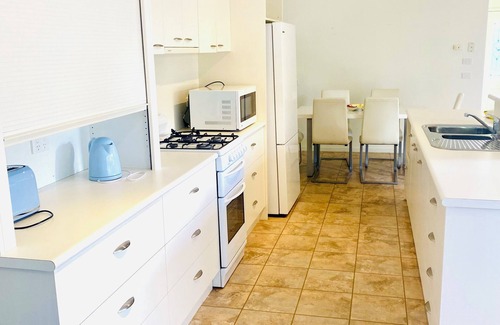 Capel Sound House | Romantic getaway, nestled amongst beautiful gardens. Wineries/golf courses/beach