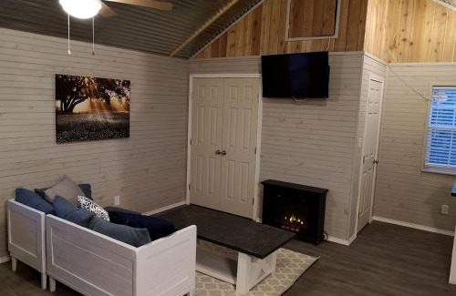 Paluxy House | Romantic Granbury Cabin Ideal for a Texas Getaway