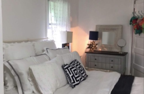 Manasquan House | Romantic guest cottage 3 minute drive to beach and 1 blk to town!