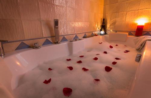 Laroya House | Romantic house for 2 or 4 people with jacuzzi