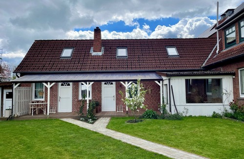 Jork Apartment | Romantic maisonette for 2 - with apple orchard view & box-spring bed