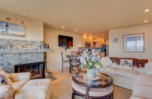 Otter Rock Apartment | Romantic Ocean-View Suite with King Bed