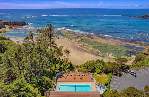Otter Rock Apartment | Romantic Ocean-View Suite with King Bed