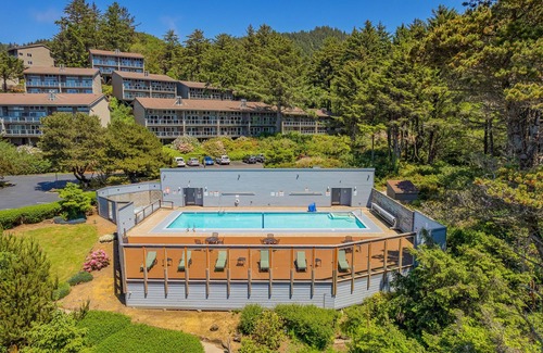 Otter Rock Apartment | Romantic Ocean-View Suite with King Bed