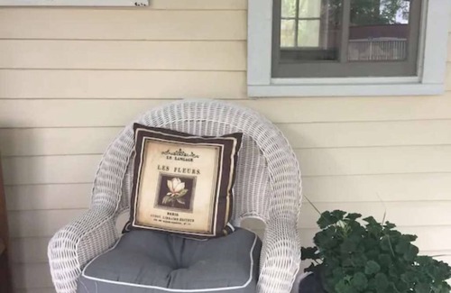 Eureka Springs Historic District Cottage | Romantic Refreshing 1890s Cottage Uptown Eureka Springs Weekday Specials!