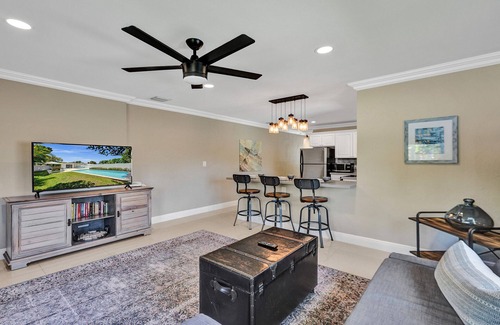 Lake Ridge House | Romantic Retreat w/Private Pool. Near Las Olas