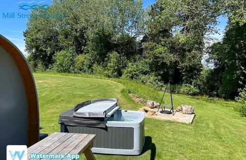 Legbourne Cabin | Romantic Riverside Pod with Private Hot Tub