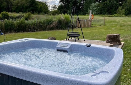 Legbourne Cabin | Romantic Riverside Pod with Private Hot Tub