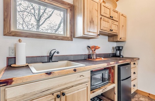 Longtown Cabin | Romantic Rustic Getaway! Elevated Treehouse w/Jacuzzi Tub. Rest, Relax, Repeat!