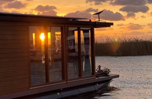 Harderwijk Boat Rental | Romantic, sailable harbor lodge, in a beautiful location in Harderwijk