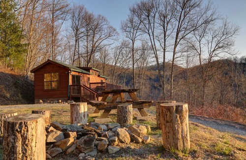 Topton Cabin | Romantic & Secluded Adventure Log Cabin w/HOT TUB + Amazing Mountain Views