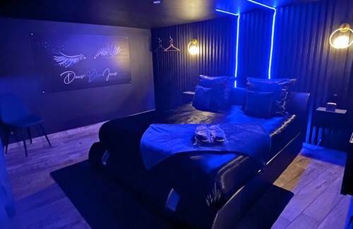Sainte-Pezenne Apartment | *Romantic Suite: Private SPA and Pool Table*