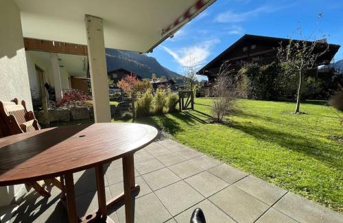 Iseltwald Apartment | Romantic Swiss Alp Iseltwald with Lake & Mountains