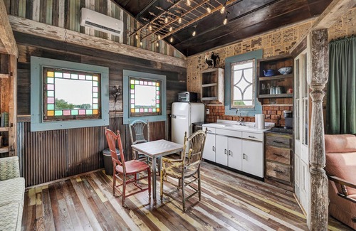 Lampasas Cabin | Romantic Treehouse Escape in Hill Country