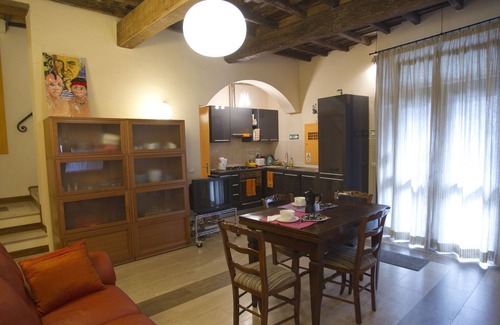 Rione VII Regola Apartment | Rome: Historical city center of Rome apartment in a historic house: year, 1562. Two bedrooms, 2 bathrooms, air conditioning, WiFi, renovated in 2009.