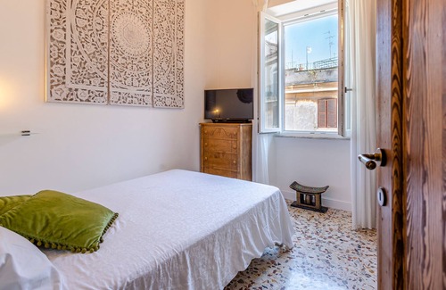 Testaccio Apartment | Rome - Lovely Testaccio 2 bedroom 1 bath - top floor - close to everything!