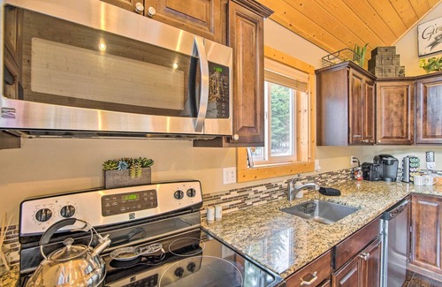 Ronald Cabin | Ronald Cabin w/Private Hot Tub Near Lake & Trails
