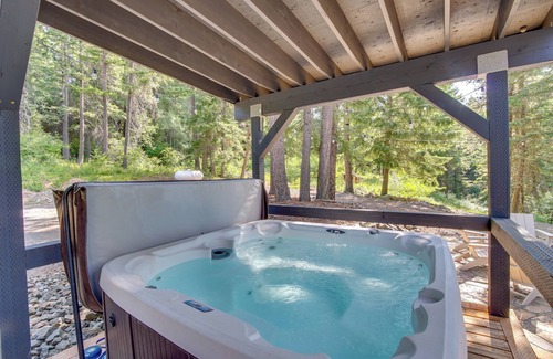 Ronald Cabin | Ronald Cabin w/Private Hot Tub Near Lake & Trails