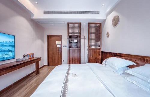 Fenghuang Hotel | Ronghe River View Homestay