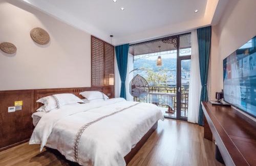 Fenghuang Hotel | Ronghe River View Homestay