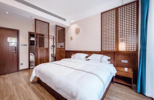 Fenghuang Hotel | Ronghe River View Homestay