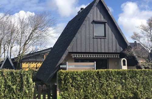 Neufeld House | Roof house with 70m² on two levels with a garden, 150m to the dike
