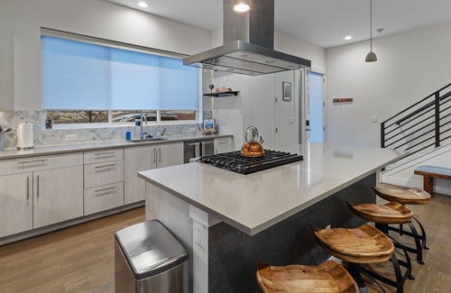 Golden House | Rooftop Hot tub! Family Friendly! Mountain Views!