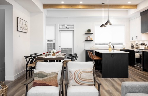 Central Okanagan House | Rooftop Patio/Hottub/Waterfront/4BED+4BATH