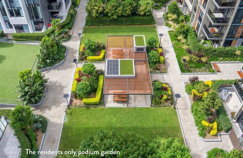 Eastgardens Apartment | Rooftop Penthouse - panoramic views of a golf course, city skyline & Botany Bay