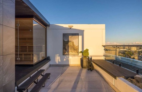 Eastgardens Apartment | Rooftop Penthouse - panoramic views of a golf course, city skyline & Botany Bay