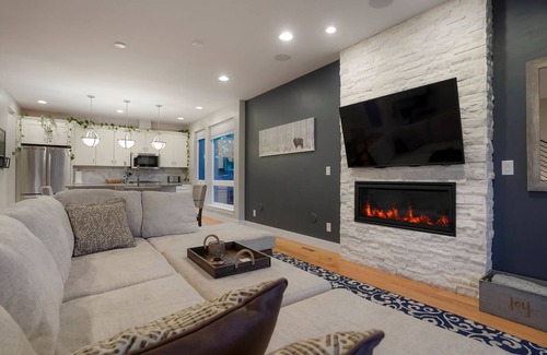 Sloan Lake House | Rooftop + pool table + hot tub near Broncos Stadium!