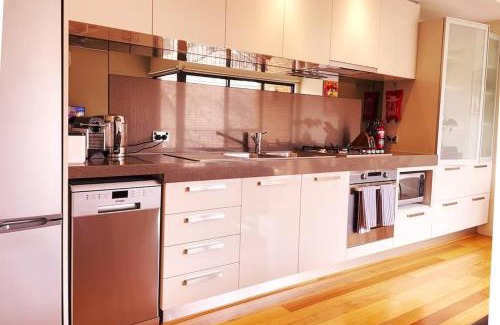 Fremantle Apartment | Rooftops On Henrycentre Of West End Cafes