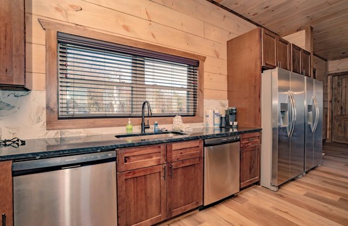 Chalet Village North Cabin | RoofTSumLo: Views! POOL, Sky Lounge/Deck, Theater, Games, HotTub, Wifi, Fire Pit