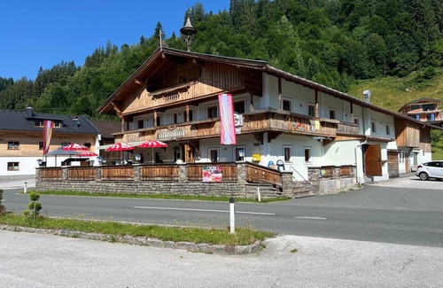 Hopfgarten im Brixental Apartment | Room '1' with Mountain View, Shared Terrace and Wi-Fi