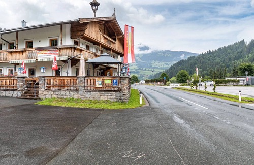 Hopfgarten im Brixental Apartment | Room '1' with Mountain View, Shared Terrace and Wi-Fi