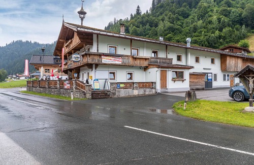 Hopfgarten im Brixental Apartment | Room '1' with Mountain View, Shared Terrace and Wi-Fi