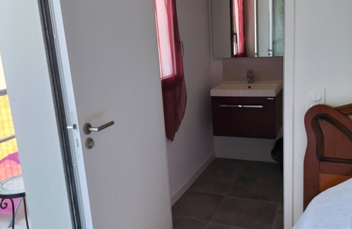 La Rochelle Bed & Breakfast | Room 12 m plus private shower room 4 m plus balcony 5 m'a 800 metres ocean