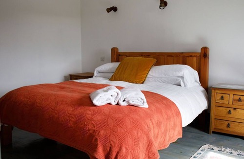 Ballyferriter House | Room 2 - Blackcurrant - Tig Bhric and West Kerry Brewery, An Riasc Ballyferriter