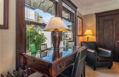 Broadway House | Room 202 - Unique Accommodations in Seattle's Capitol Hill