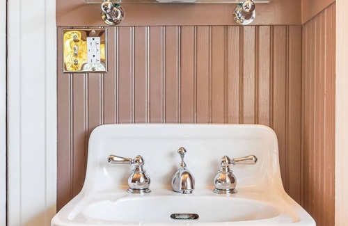 Capitol Hill House | Room 203 - Unique Accommodations in Seattle's Capitol Hill