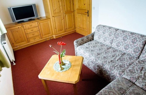 Weissenbach Bed & Breakfast | Room 23 - Suite with bathroom, WC - Dorf Café